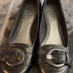 Life stride soft system chrome colored low wedge heel flats 9.5 M